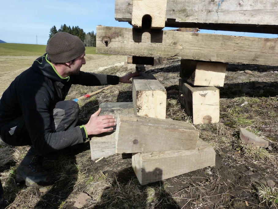 Mit Körperkraft und mit schwerem Gerät werden Funken aufgestellt - Hörnerdörfer im Allgäu