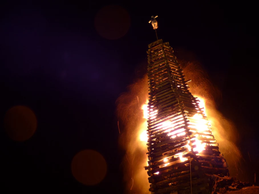 Funkenfeuer vertreiben den Winter im Allgäu