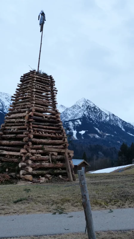Scheiterhaufen für die „Funkenhex“, die symbolische Winterverbrennung