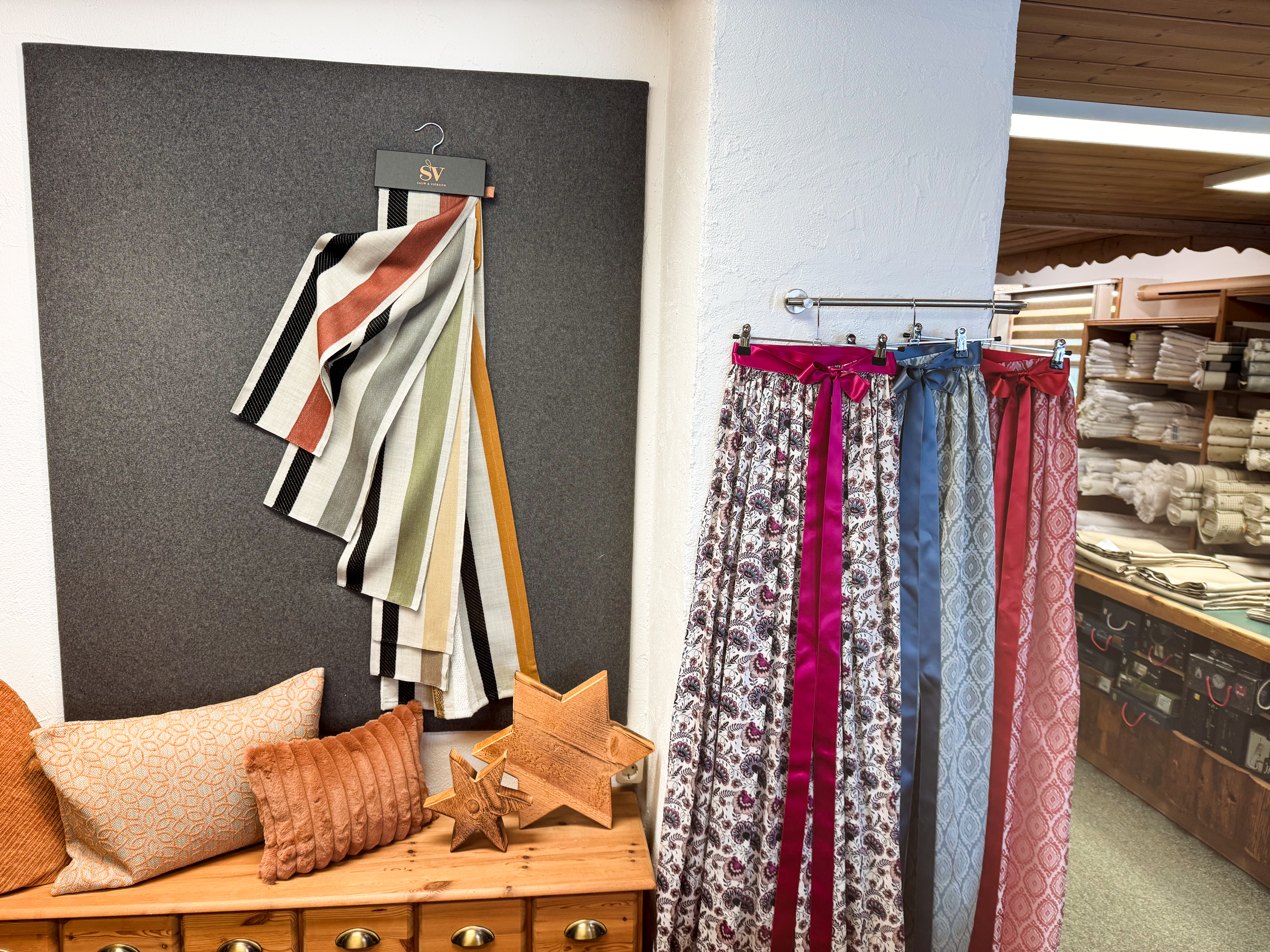 Weihnachtsdeko und Dirndlschürzen im Geschäft Bemeleit Deko - Trachtenstoffe