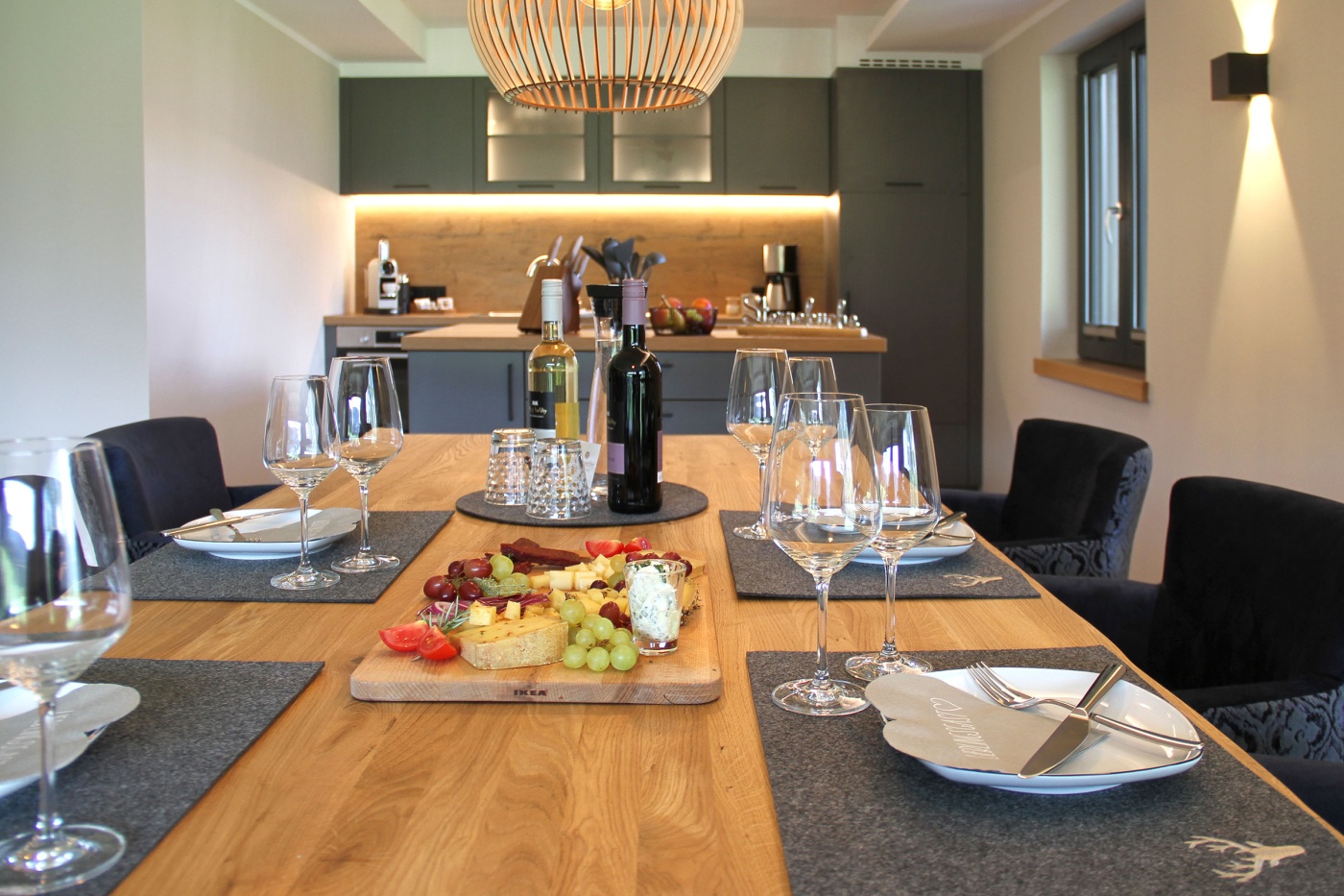 Lichtdurchfluteter Wohn-Essbereich mit Kaminofen - Alpencharme Chalet