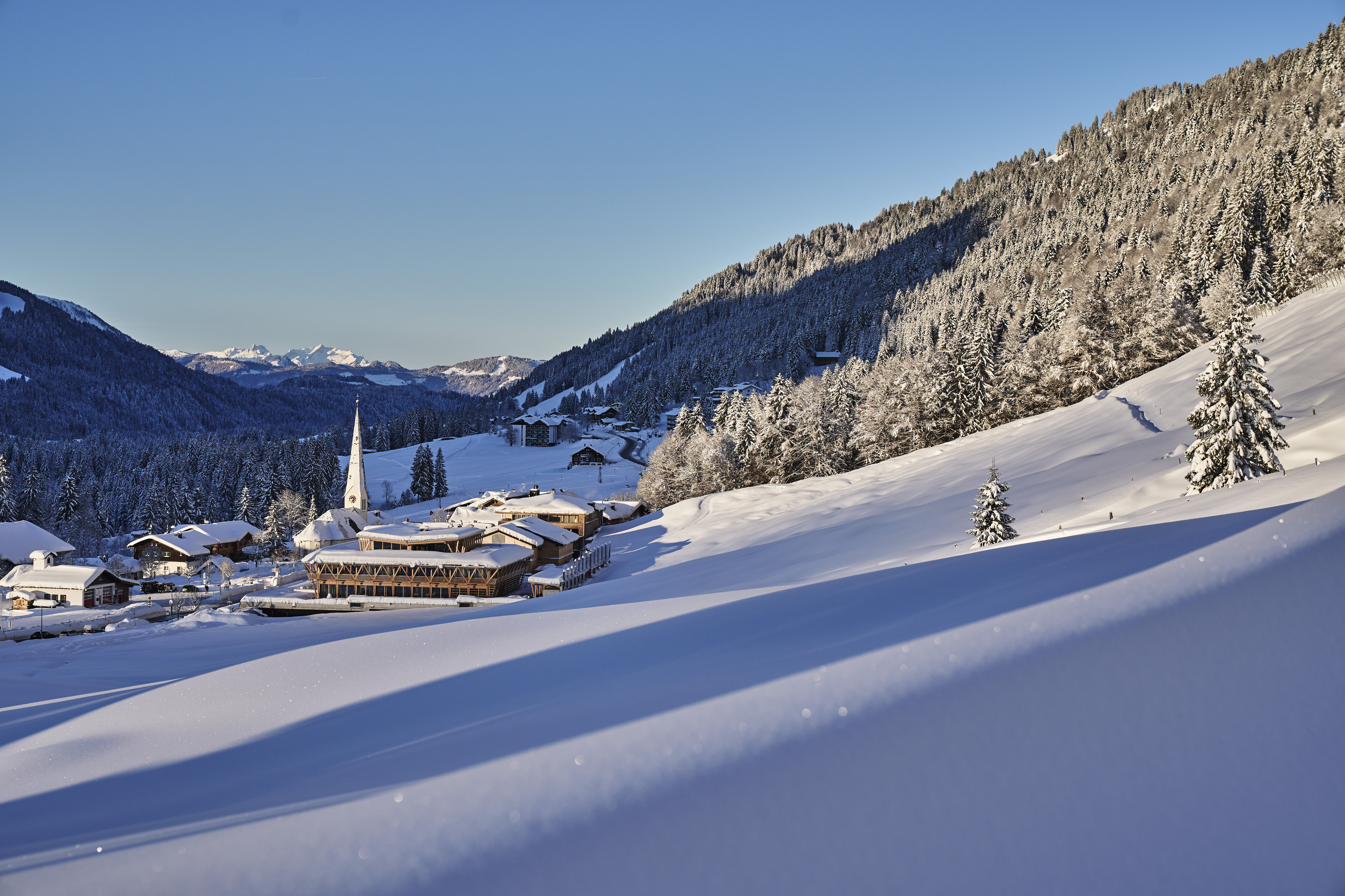 Hubertus Mountain Refugio Allgäu in Balderschwang Tief verschneite Ortsansicht Balderschwang mit Hubertus Mountain Refugio