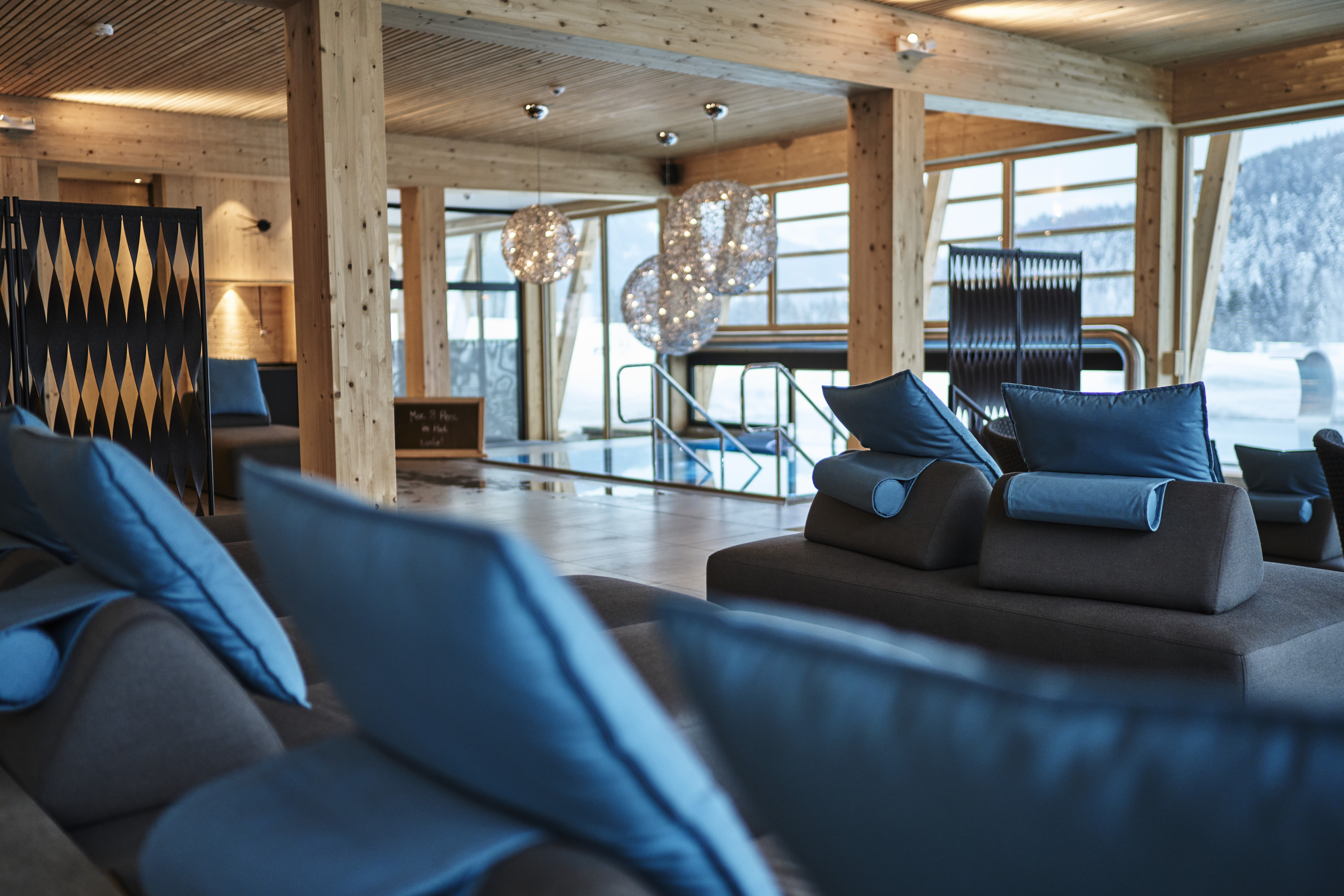 Infinity-Pool im Hubertus Mountain Refugio Allgäu Ruheraum und Infinity-Pool im Hubertus