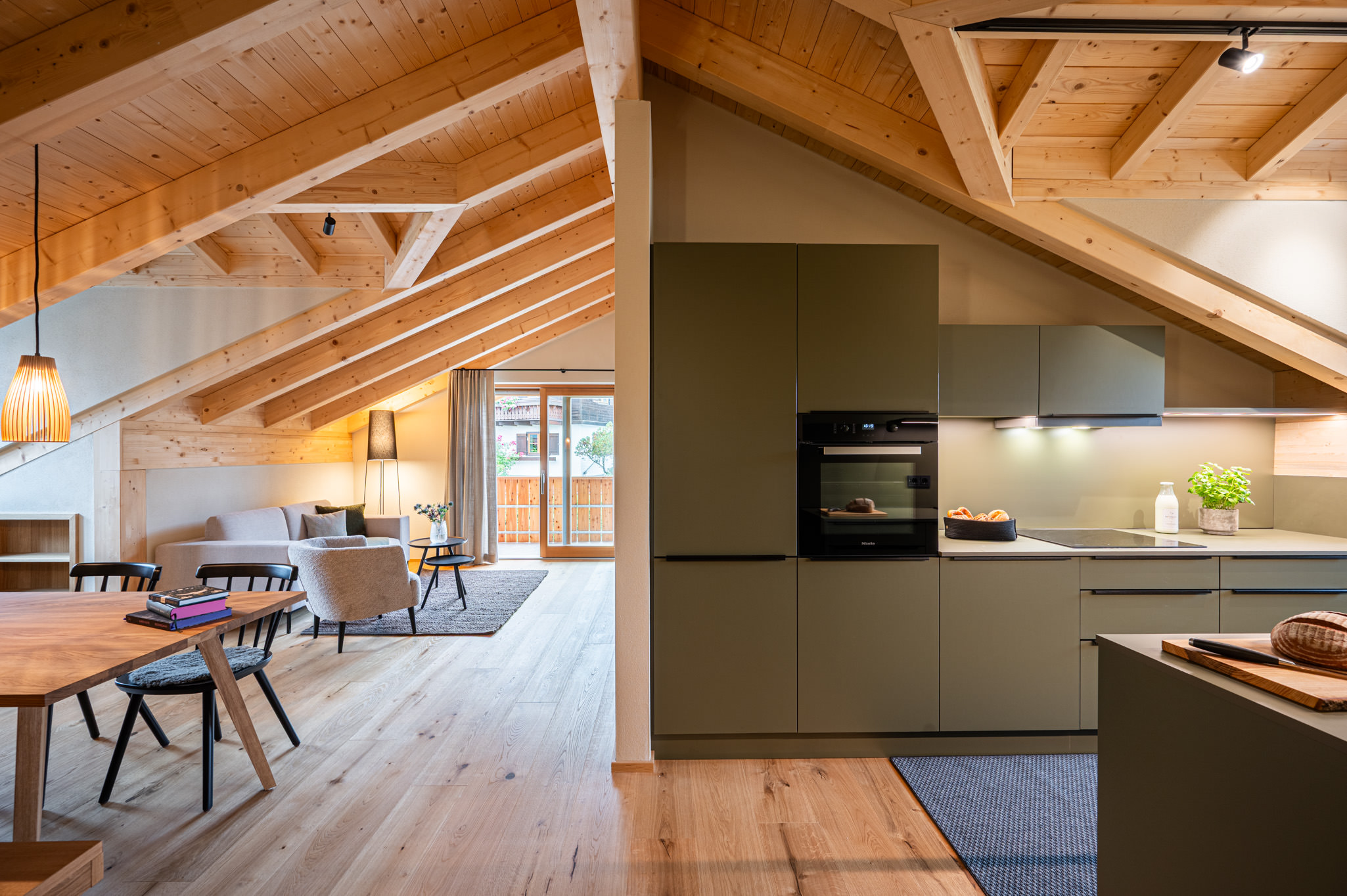 Wohn- und Küchenbereich Ferienwohnungen MAISEL Eine moderne und helle Wohnung mit einem offenen Wohn- und Küchenbereich. Große Fenster sorgen für viel Tageslicht und eine gemütliche Atmosphäre.