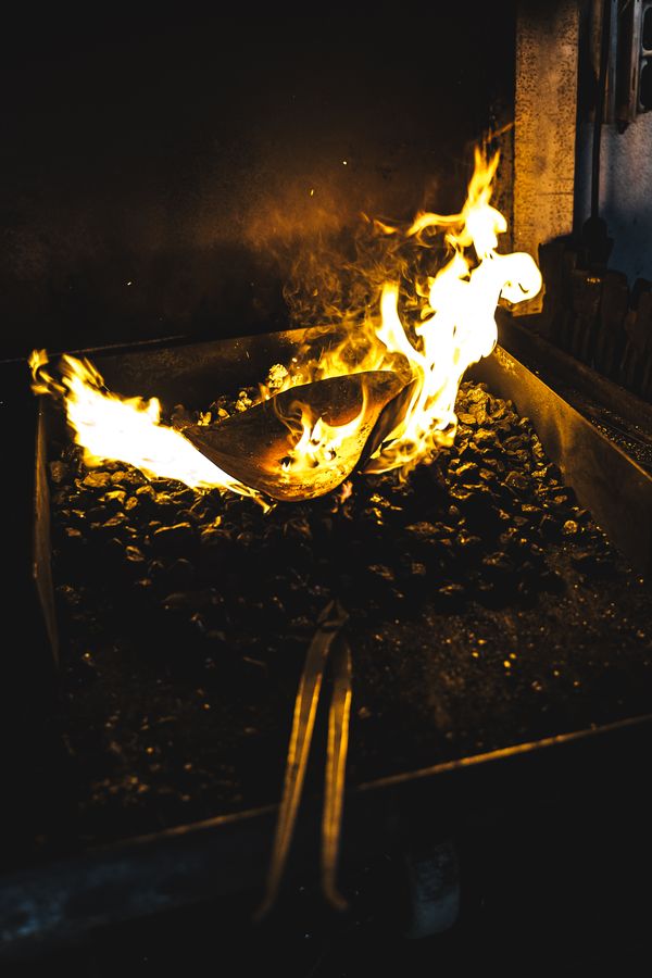 Das Feuer in der Esse erhitzt das Metall