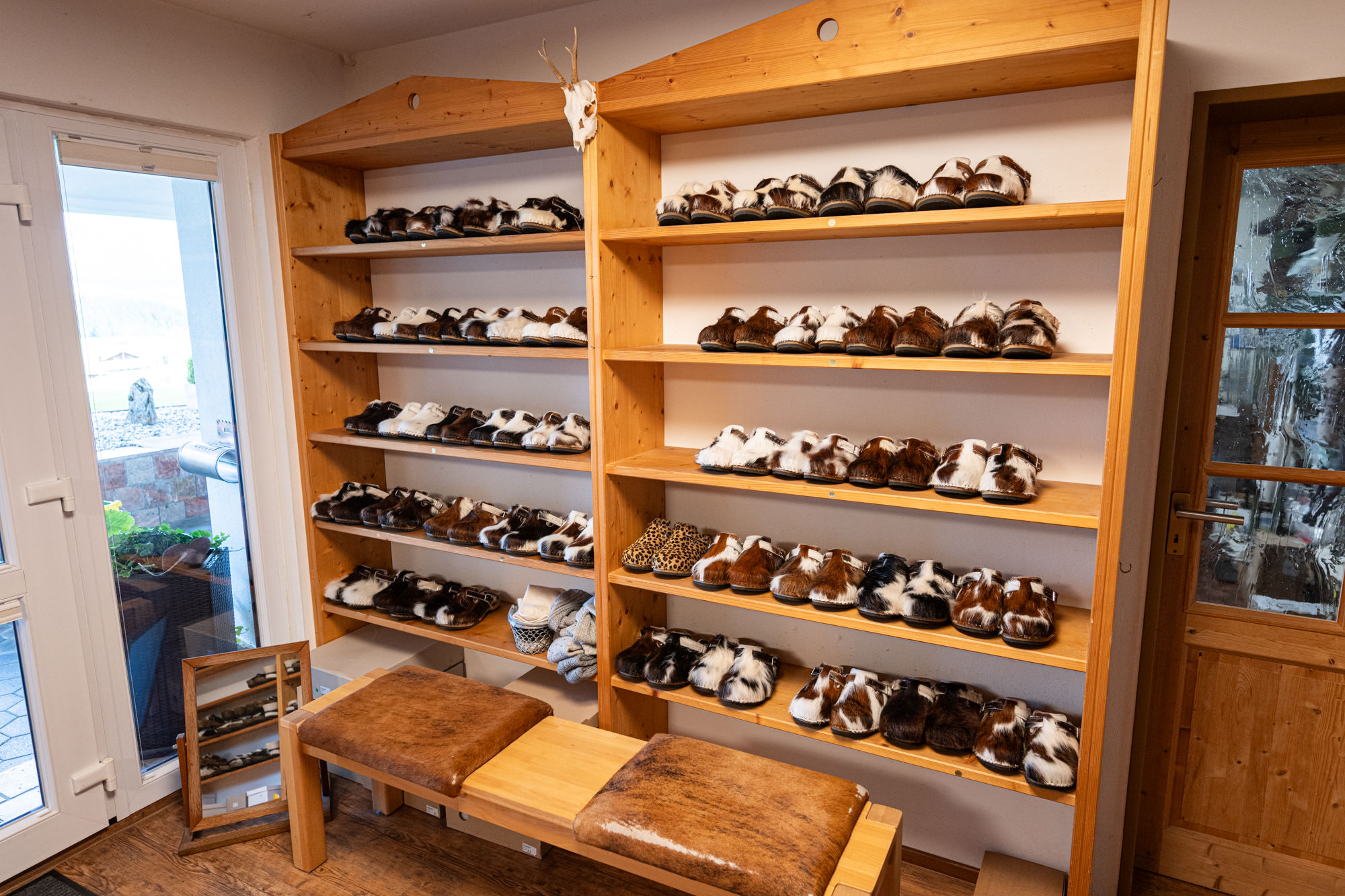 Große Auswahl an Fell- und Holzschuhen im Laden in Kierwang