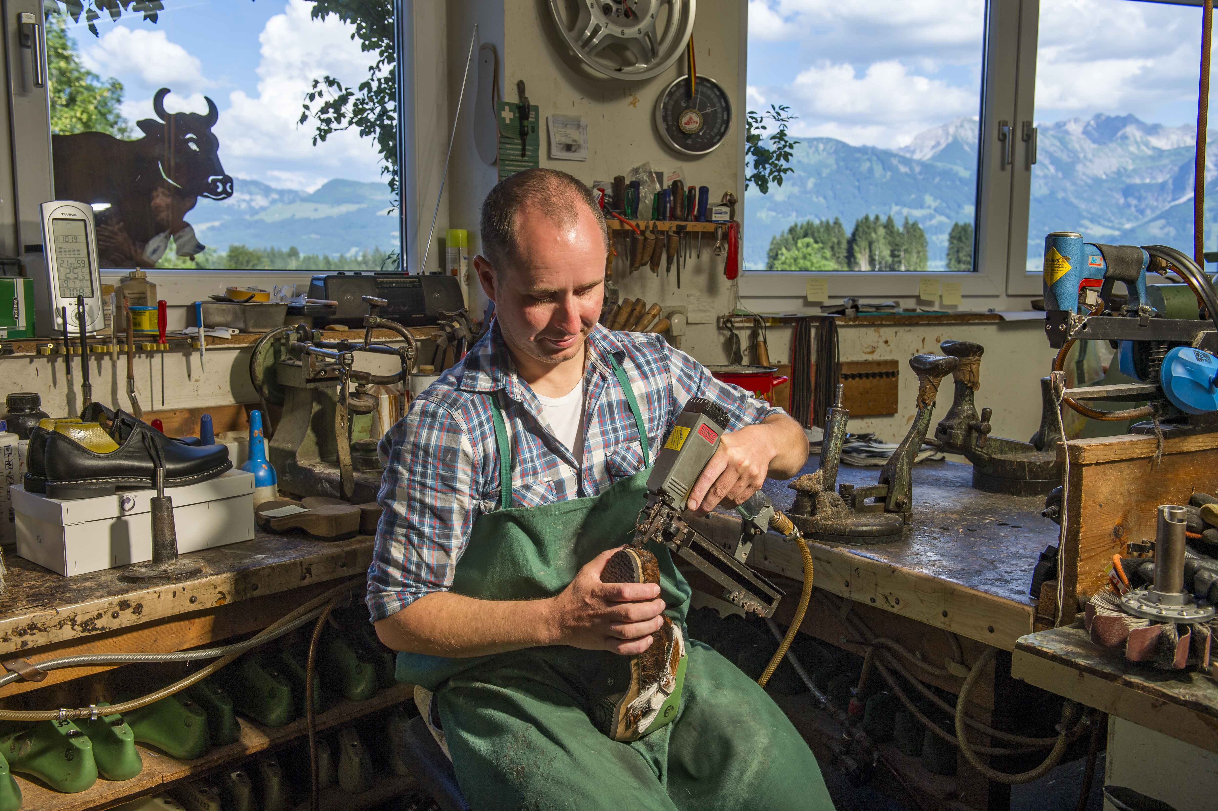 Die Herstellung der Allgäuer Holzschuhe mit Fell ist echte Handarbeit