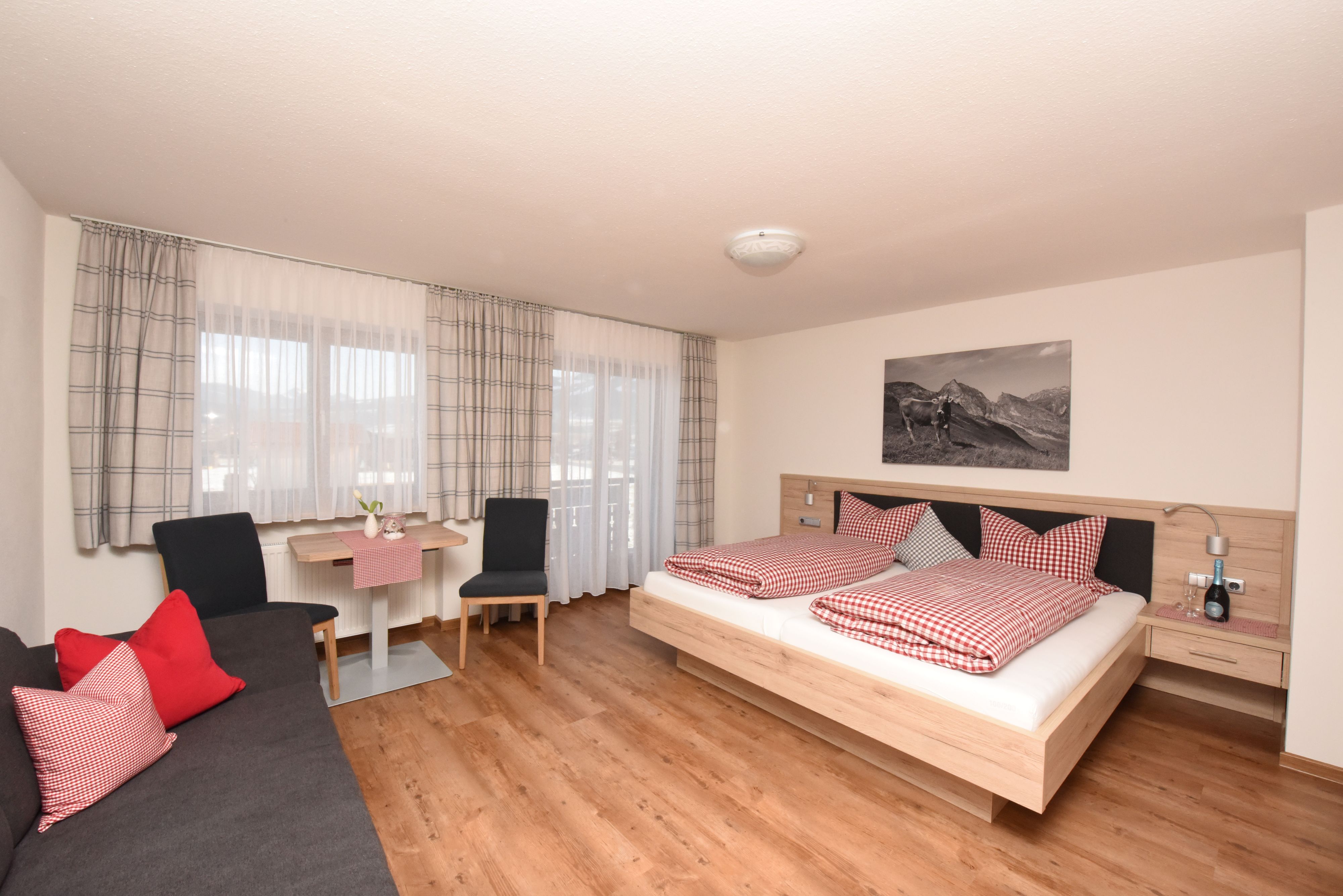 Modernes Doppelzimmer im Landhaus Julia in Fischen