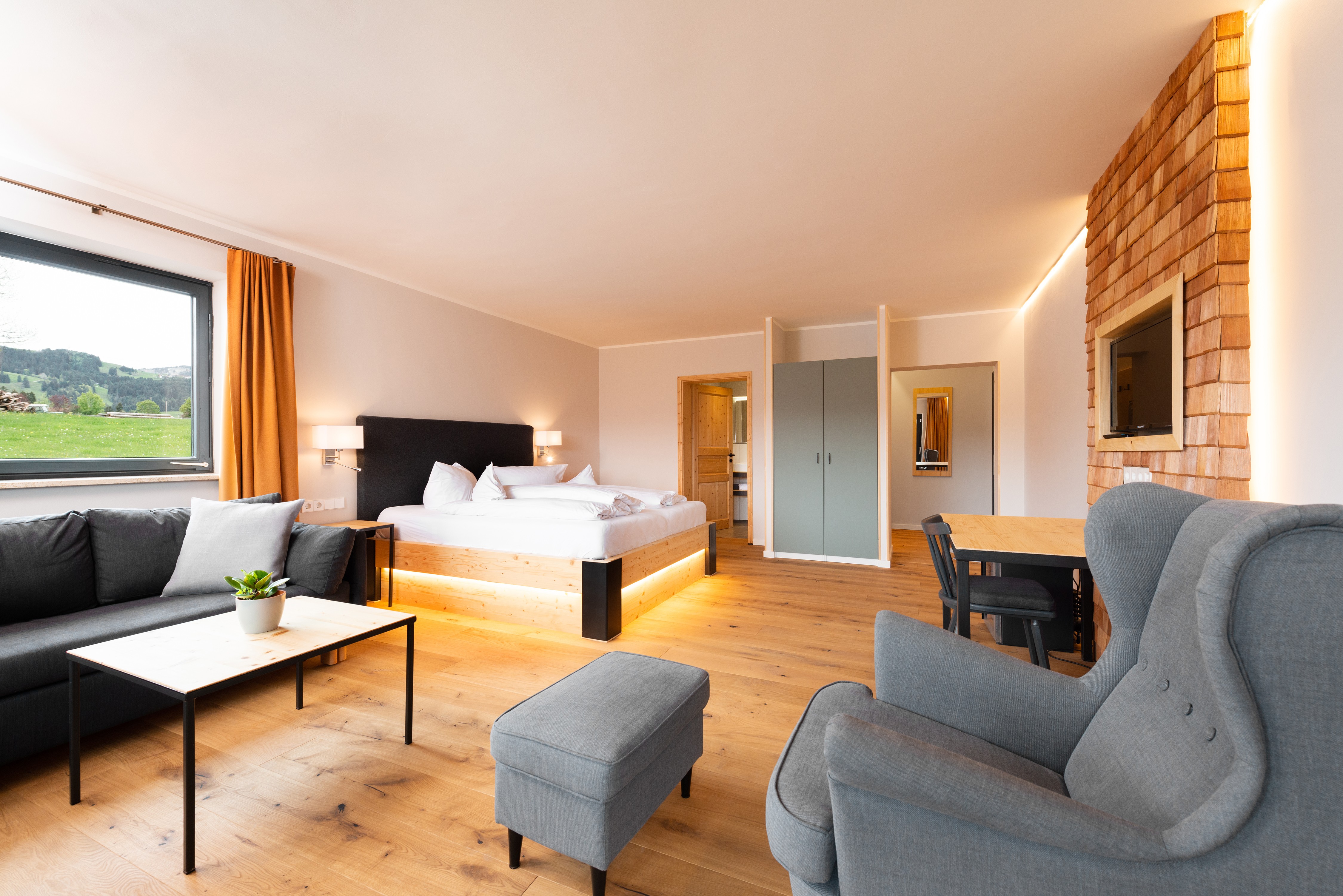 JuniorSuite mit Schlaf- und Wohnbereich im freistil. boutiquehotel., im Ortsteil Schweineberg in Ofterschwang