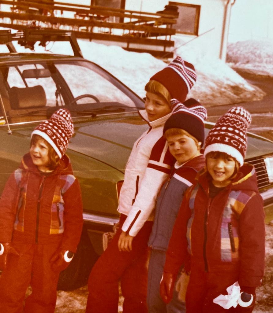 Immer zusammen. Jentzsch- und Bader-Mädels waren im Urlaub unzertrennlich. Kinder vor dem Auto - Allgäu