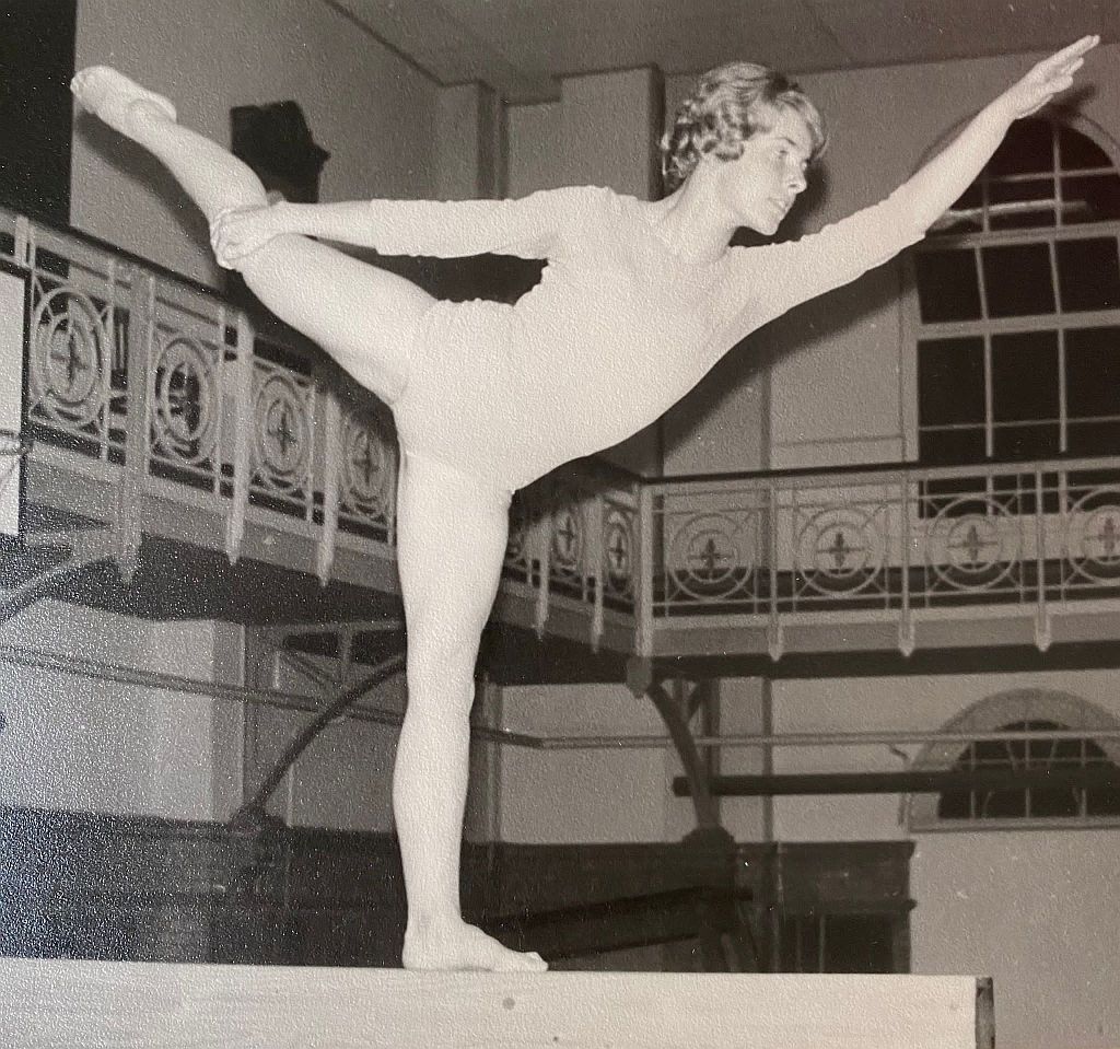 Alfred verliebt sich Zehn-Komma-Null in die Olympia-Turnerin Christa Balett