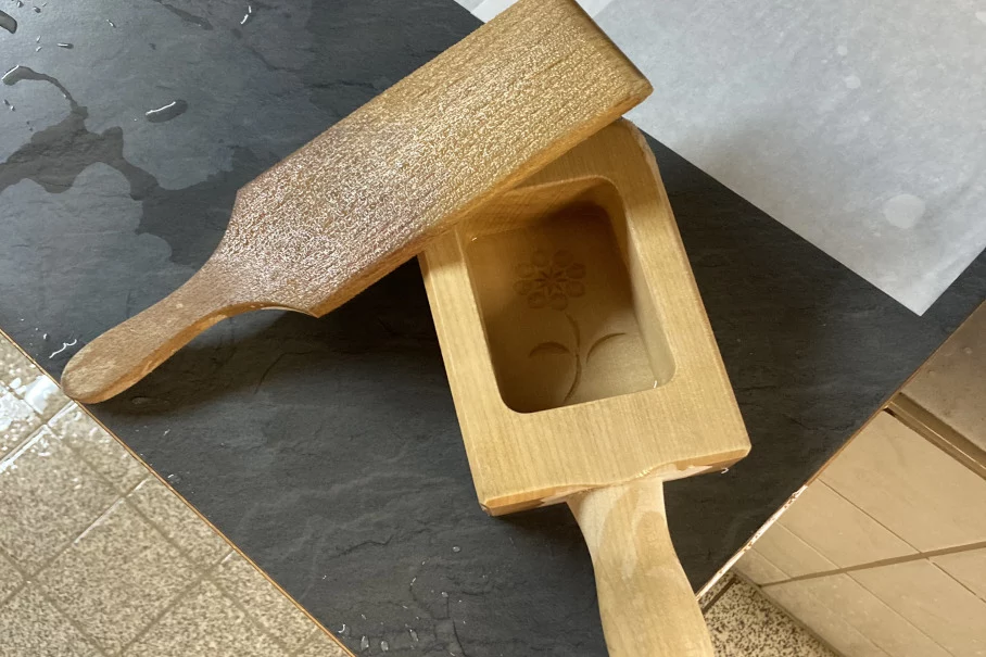 Hiermit wird die Butter richtig in Form gebracht. Hiermit wird die Butter richtig in Form gebracht.