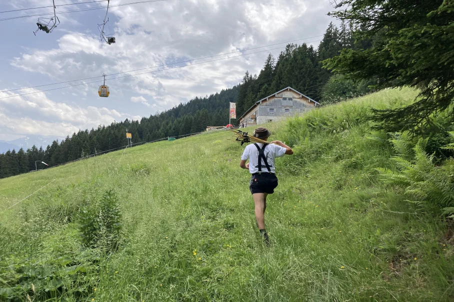Das Zaunstecken ist nur eine von viele Aufgaben auf der Sennalpe Ornach. Das Zaunstecken ist nur eine von viele Aufgaben auf der Sennalpe Ornach.