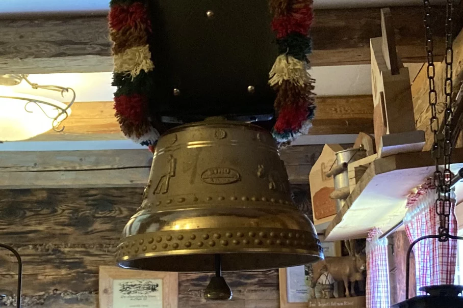 ... denn die Schelle unterscheidet sich sichtbar von der Glocke. ... denn die Schelle unterscheidet sich sichtbar von der Glocke.