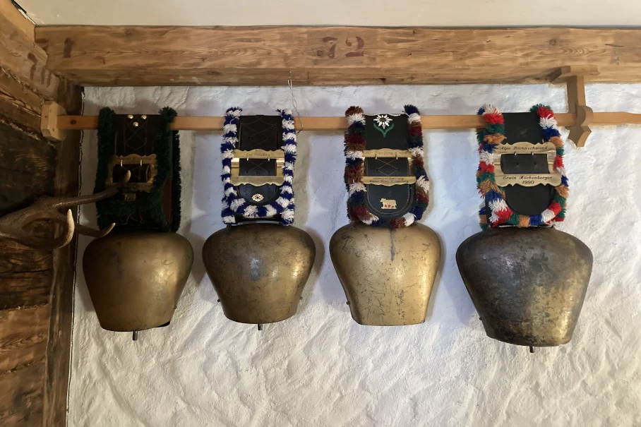 Die traditionellen Schellen werden oft fälschlicherweise als Glocken bezeichnet... Die traditionellen Schellen werden oft fälschlicherweise als Glocken bezeichnet...