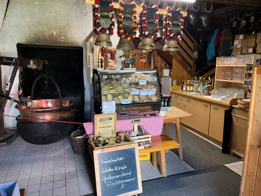 Links der Kupferkessel der Alpe und rechts die selbstgemachten Produkte. - Hörnerdörfer im Allgäu