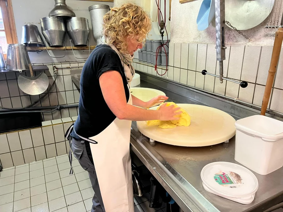 Die Butter muss geknetet werden, um die Feuchtigkeit zu entfernen. - Hörnerdörfer im Allgäu