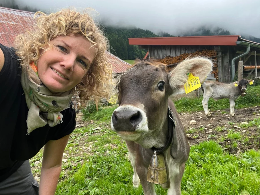 Selfie mit dem Kälbchen Heidi! - Hörnerdörfer im Allgäu