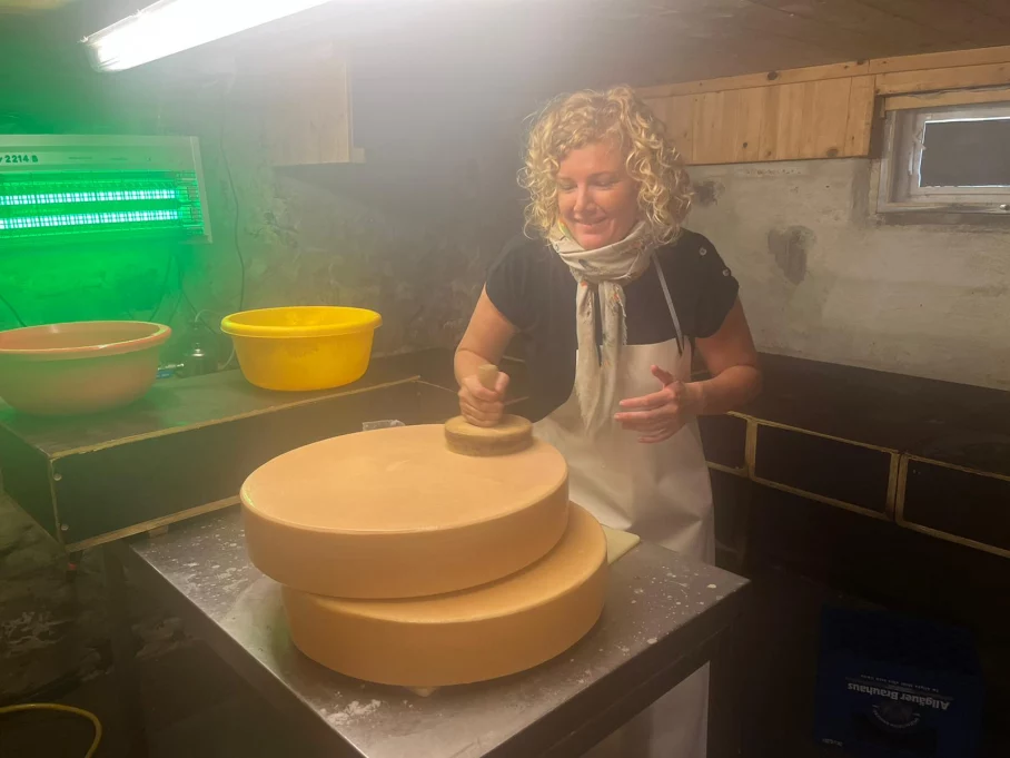 Im Kesselkeller - jeder Laib muss einmal am Tag gedreht und eingerieben werden - Hörnerdörfer im Allgäu