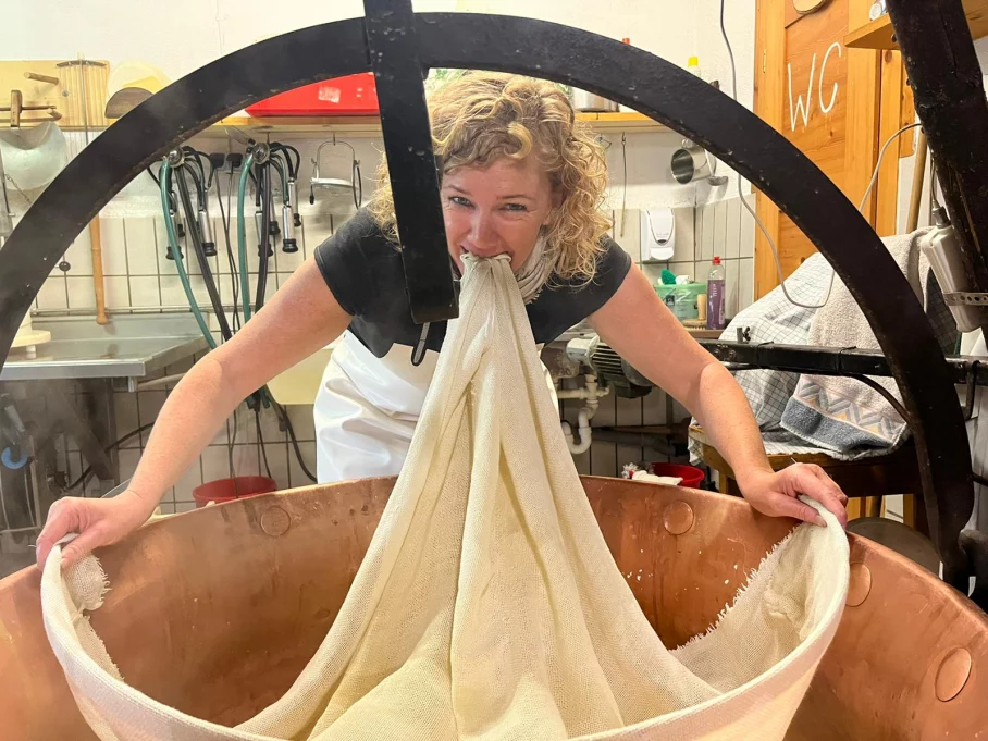 Ich hole den restlichen Käse aus dem Kupferkessel.