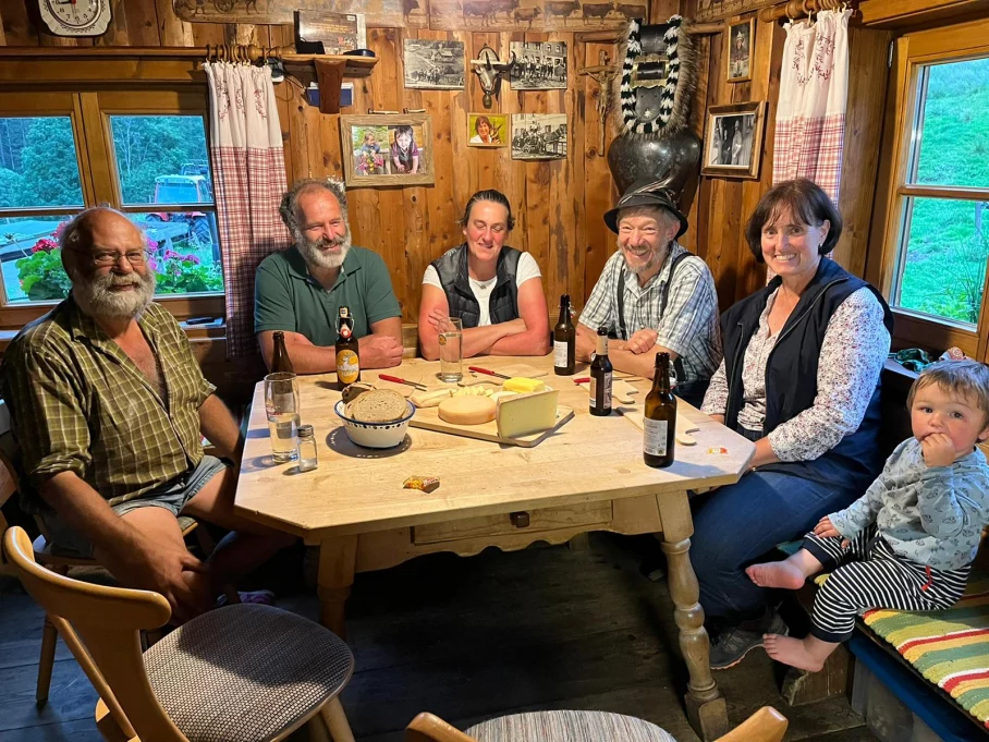 Gemütliches Beisammensein am Abend in der urigen Stube - Hörnerdörfer im Allgäu