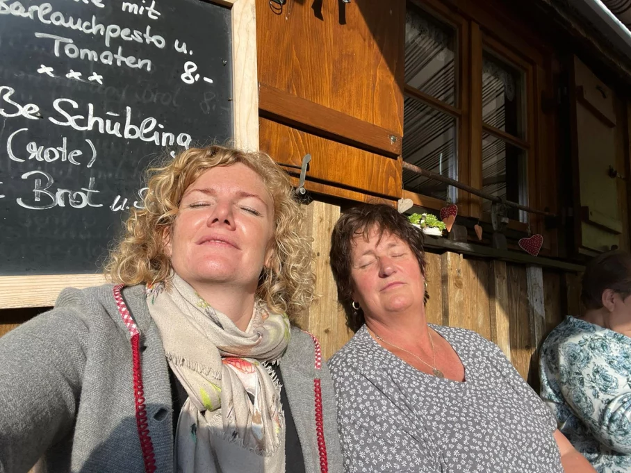 Feierabend mit Annelies auf der Terrasse und die Sonne genießen. Feierabend mit Annelies auf der Terrasse und die Sonne genießen.