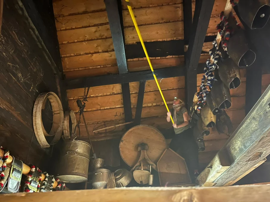 Morgendliche Klettertour - Die Balken müssen von Spinnweben befreit werden. Morgendliche Klettertour - Die Balken müssen von Spinnweben befreit werden.