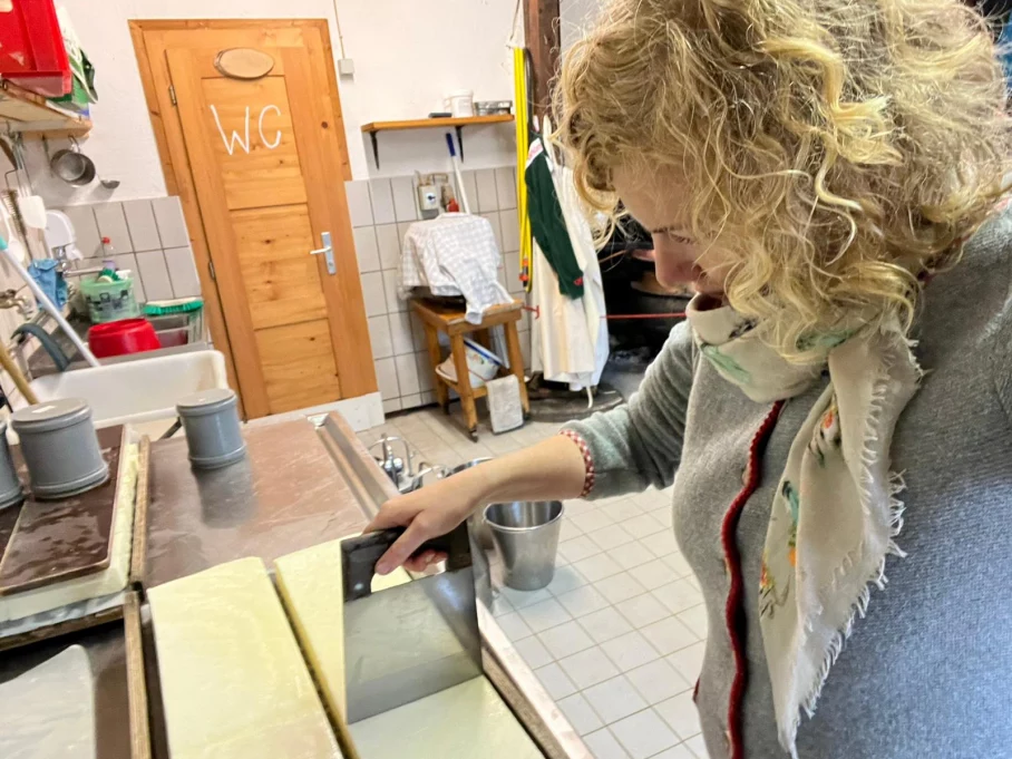 Heute machen wir Romadur. Ich beim Romadur schneiden. Heute machen wir Romadur. Ich beim Romadur schneiden