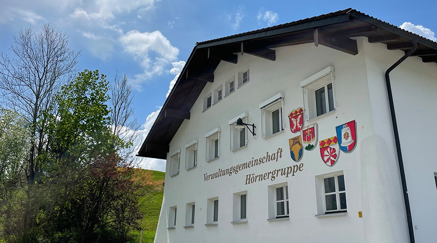 Gebäude der Verwaltungsgemeinschaft Hörnergruppe mit Schriftzug an Hauswand