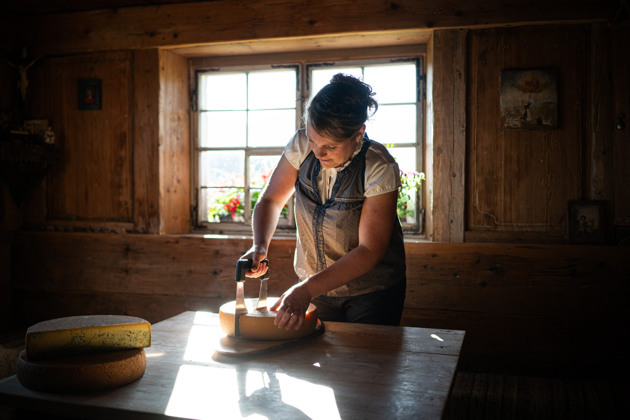 Marion Martin beim Käse schneiden Marion Martin beim Käse schneiden in der Alten Sennerei in Bolsterlang in den Hörnerdörfern im Allgäu