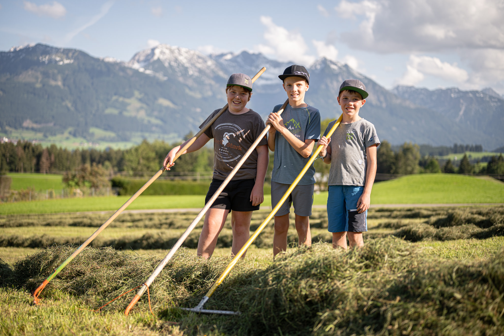 Die Kinder der Martins beim Heumachen in Bolsterlang in den Hörnerdörfern im Allgäu