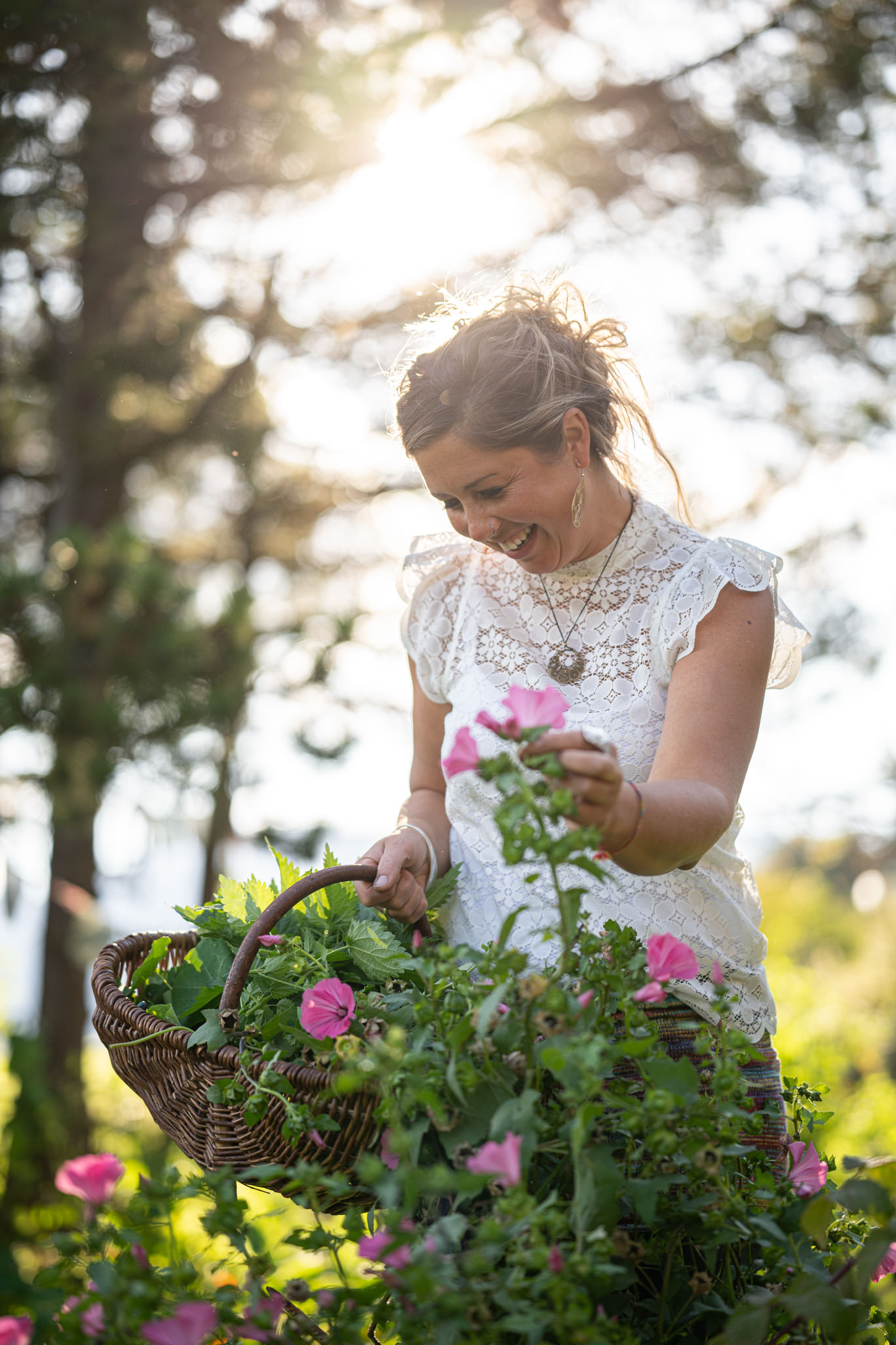 Claudia Schmid im Kräutergarten des Landhof Schmid