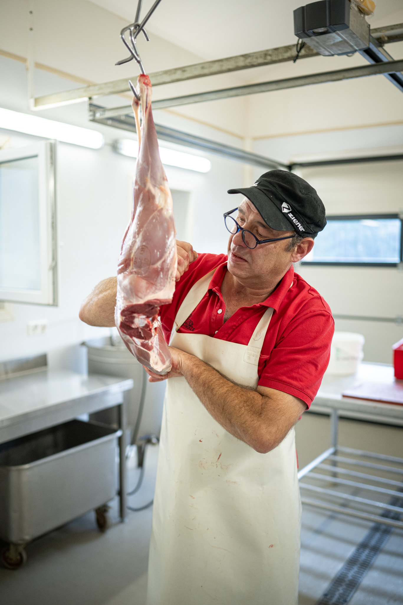 Beim Zerlegen und verarbeiten des Wildfleisches Zerlegen und Verarbeiten des Wildfleisches in der Wildschmiede
