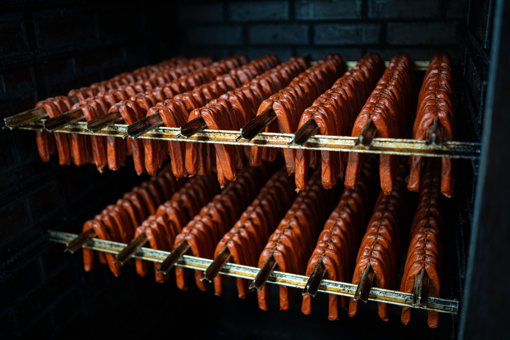 Landjäger, frisch aus dem Räucherofen Frisch geräucherte Landjäger in der Wildschmiede Ofterschwang
