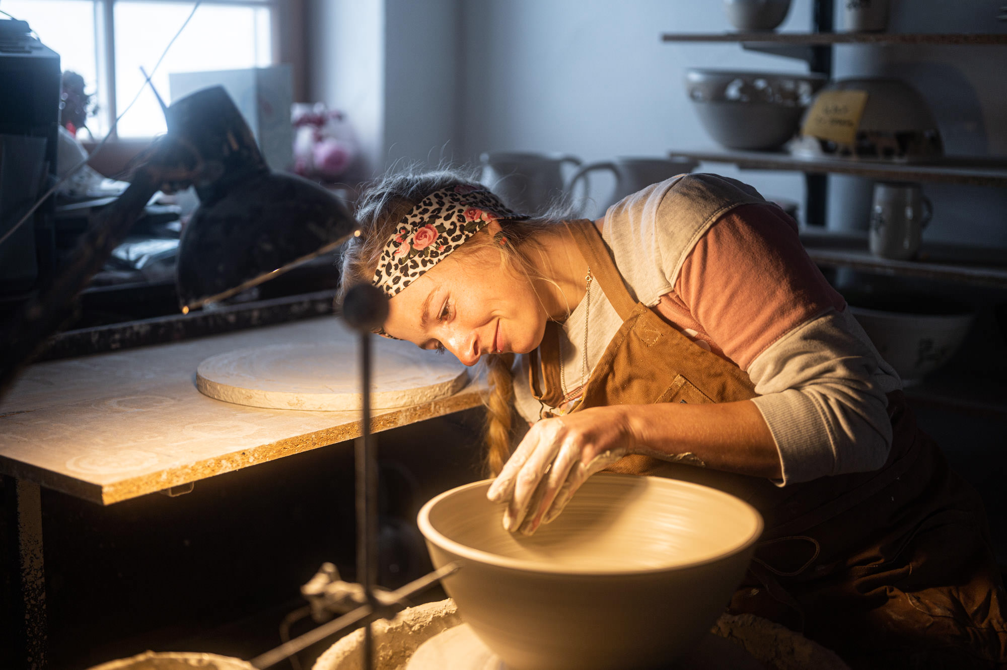 Hörnerdörfer Originale - Sophie Mische beim Modellieren, Töpferin