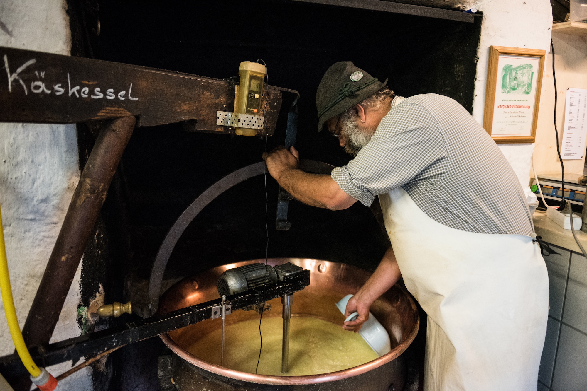 Hörnerdörfer Originale - Käsen auf der Alpe Schattwald