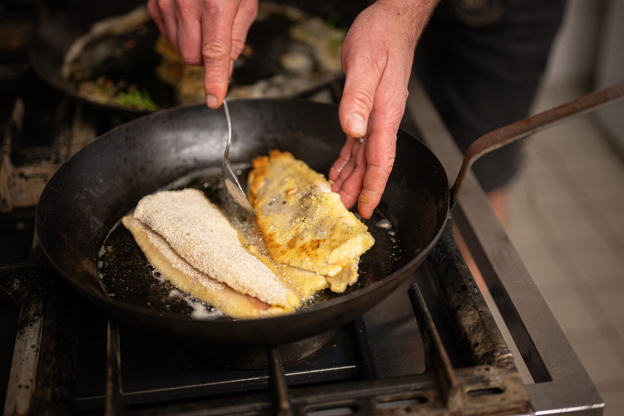 Gefüllte und panierte Regenbogenforelle Gefüllte und panierte Regenbogenforelle aus Fischen im Allgäu