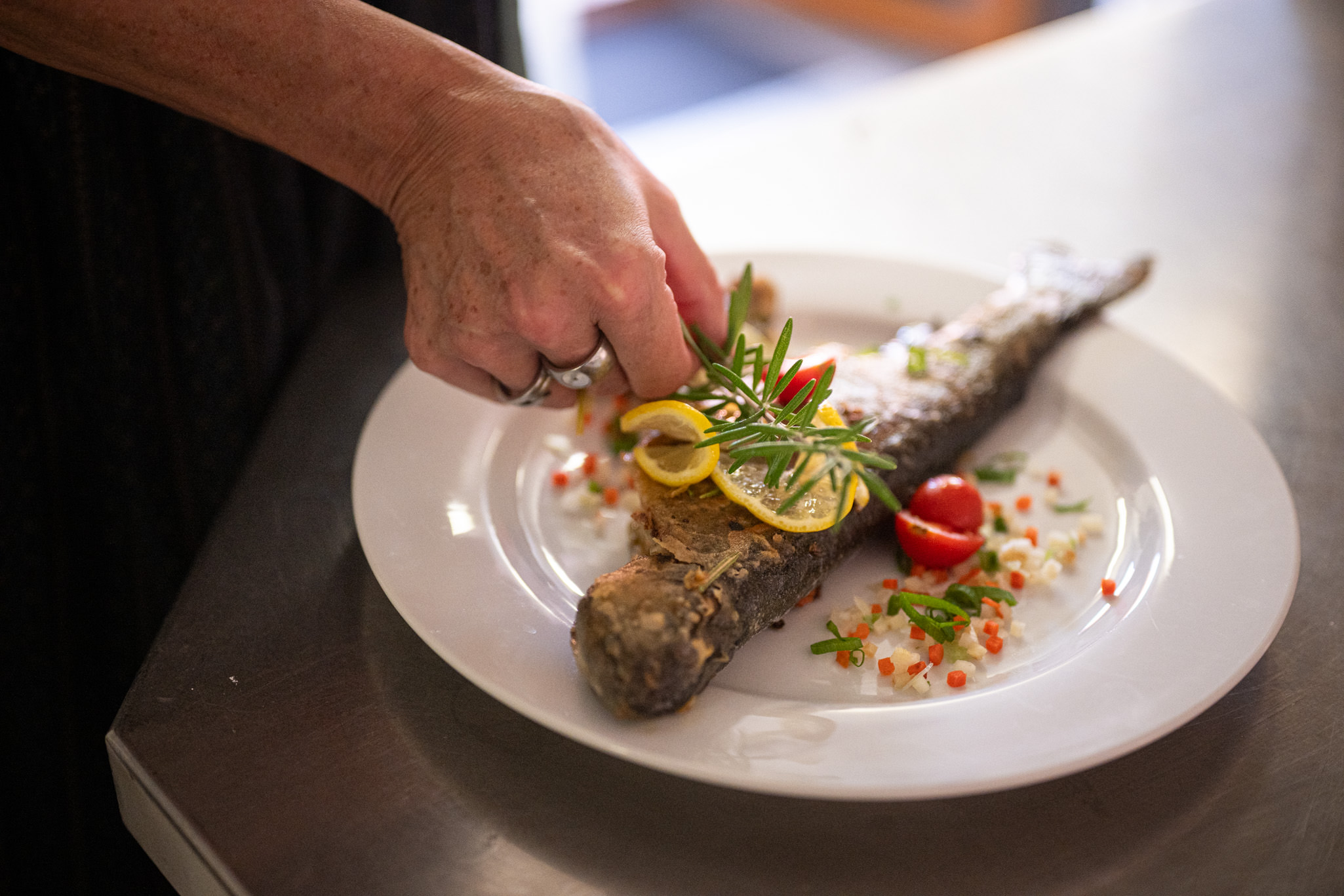 Grillforelle mit Wurzelgemüse gefüllt Grillforelle mit Wurzelgemüse gefüllt aus dem Forellenbach in Fischen