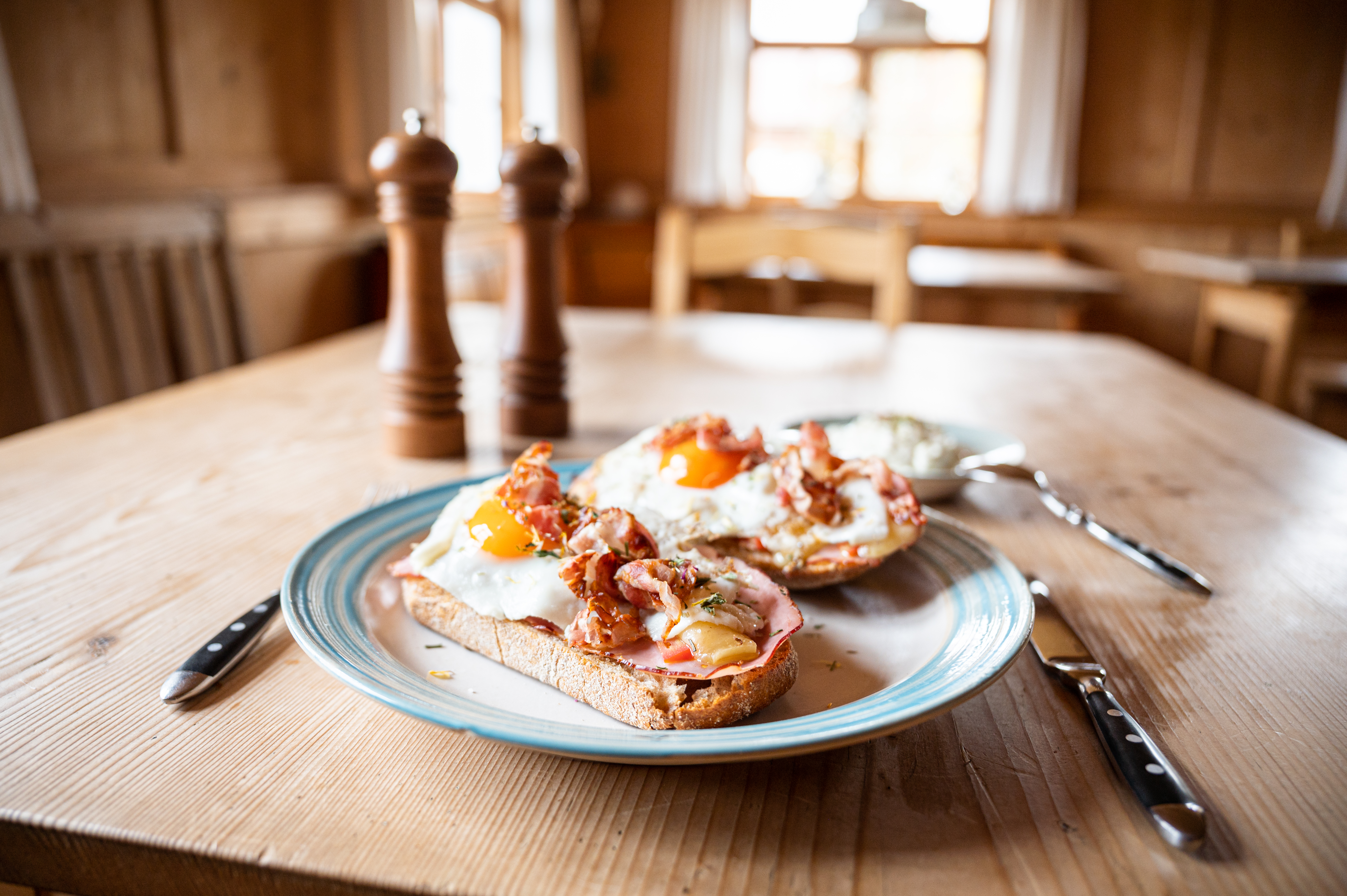 Der Gute-Dorf-Max mit Alpenkräuter-Dip Strammer Max mit Gutes-vom-Dorf-Zutaten