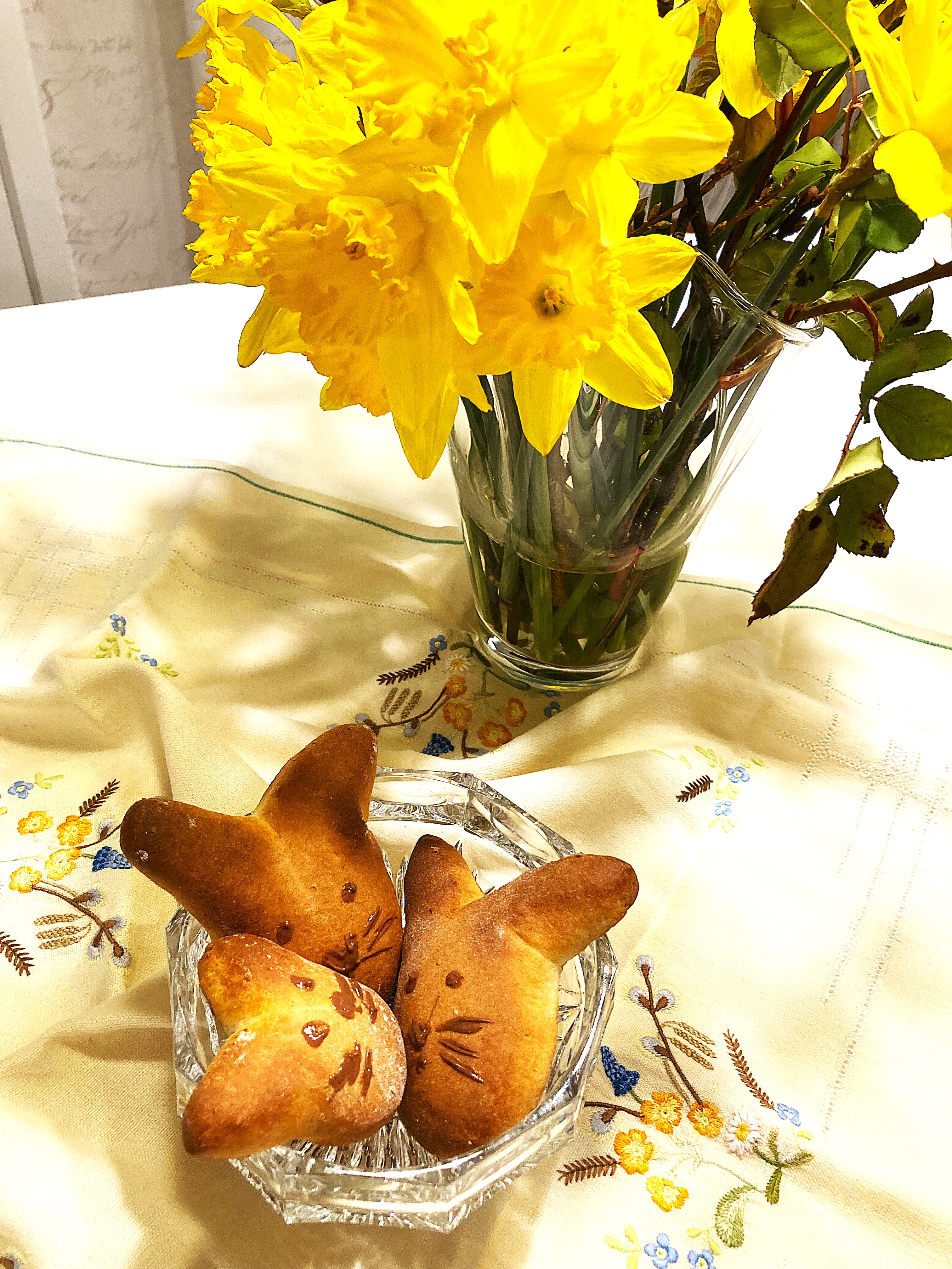 Fertige Osterhasen in dekorativer Schale und Osterglocken | Süße Osterhasen - Rezept aus den Hörnerdörfern