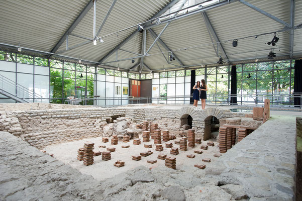 Archäologische Ausgrabungsstätte mit antiken Ziegelruinen unter einer großen, modernen Dachkonstruktion in Kempten im Allgäu.