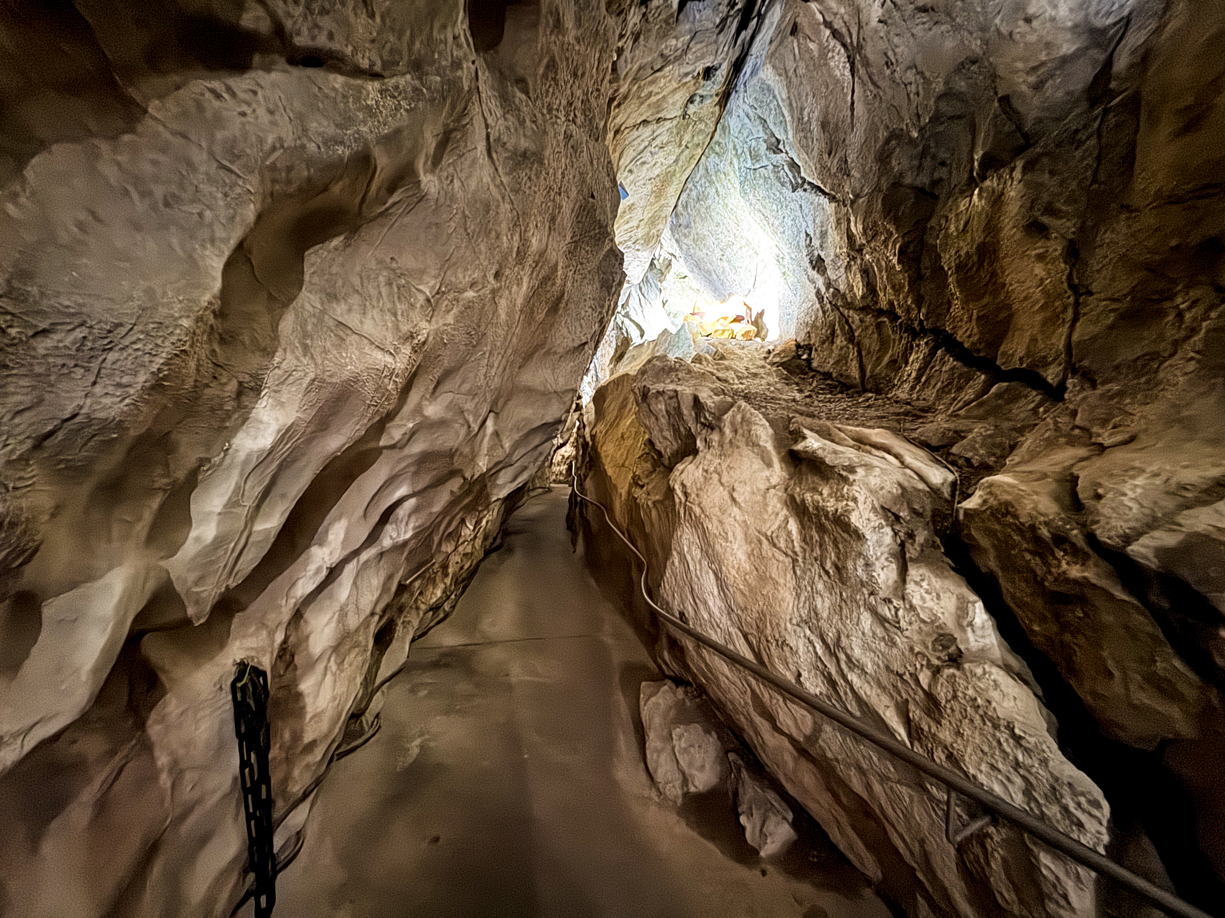 Enger Tunnelgang bei der Führung durch die Sturmannshöhle Obermaiselstein
