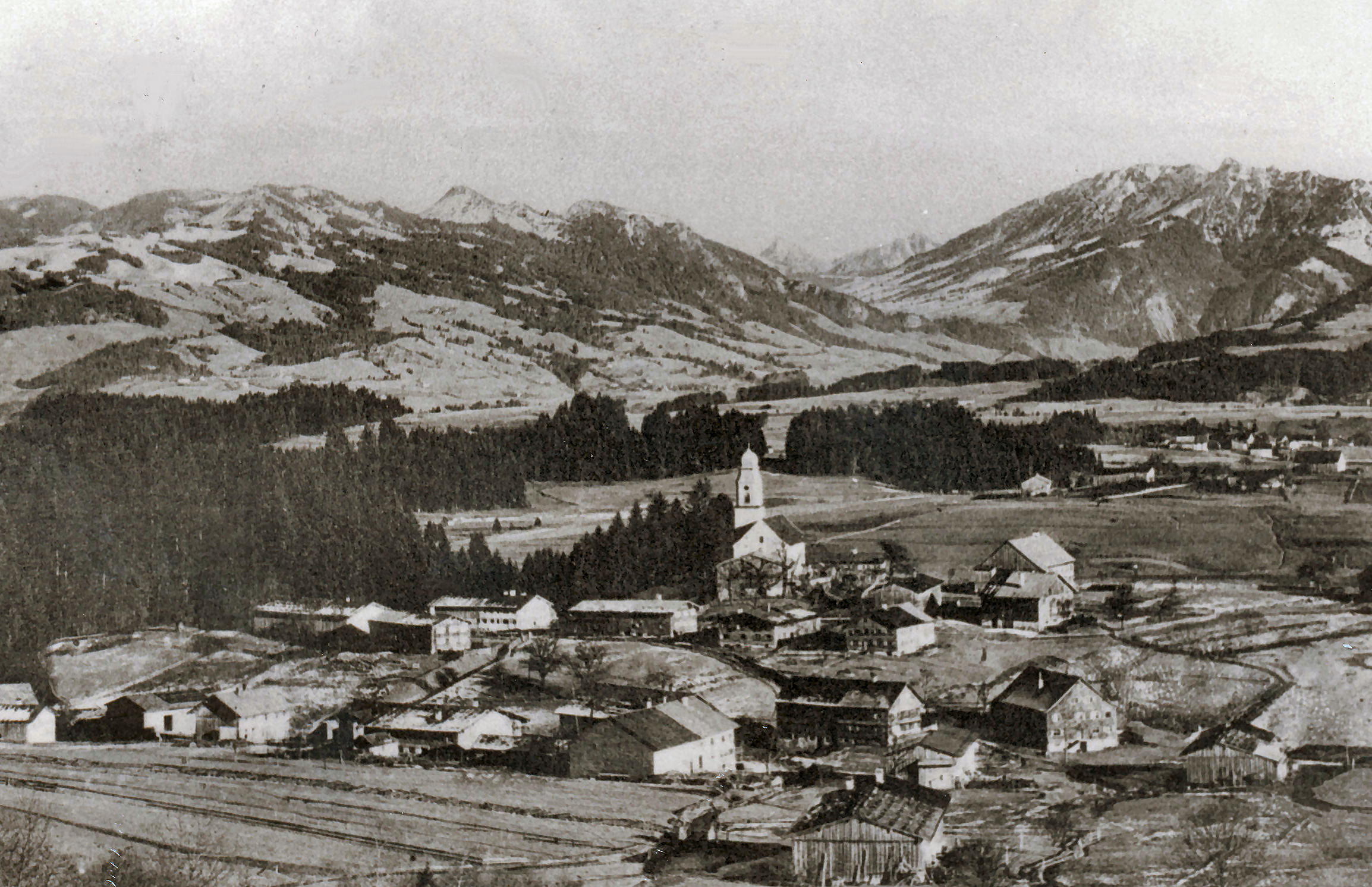 Ortsaufnahme historisches Ofterschwang aus dem Jahr 1910 Schwarzweiß-Aufnahme vom historischen Ofterschwang aus dem Jahr 1910