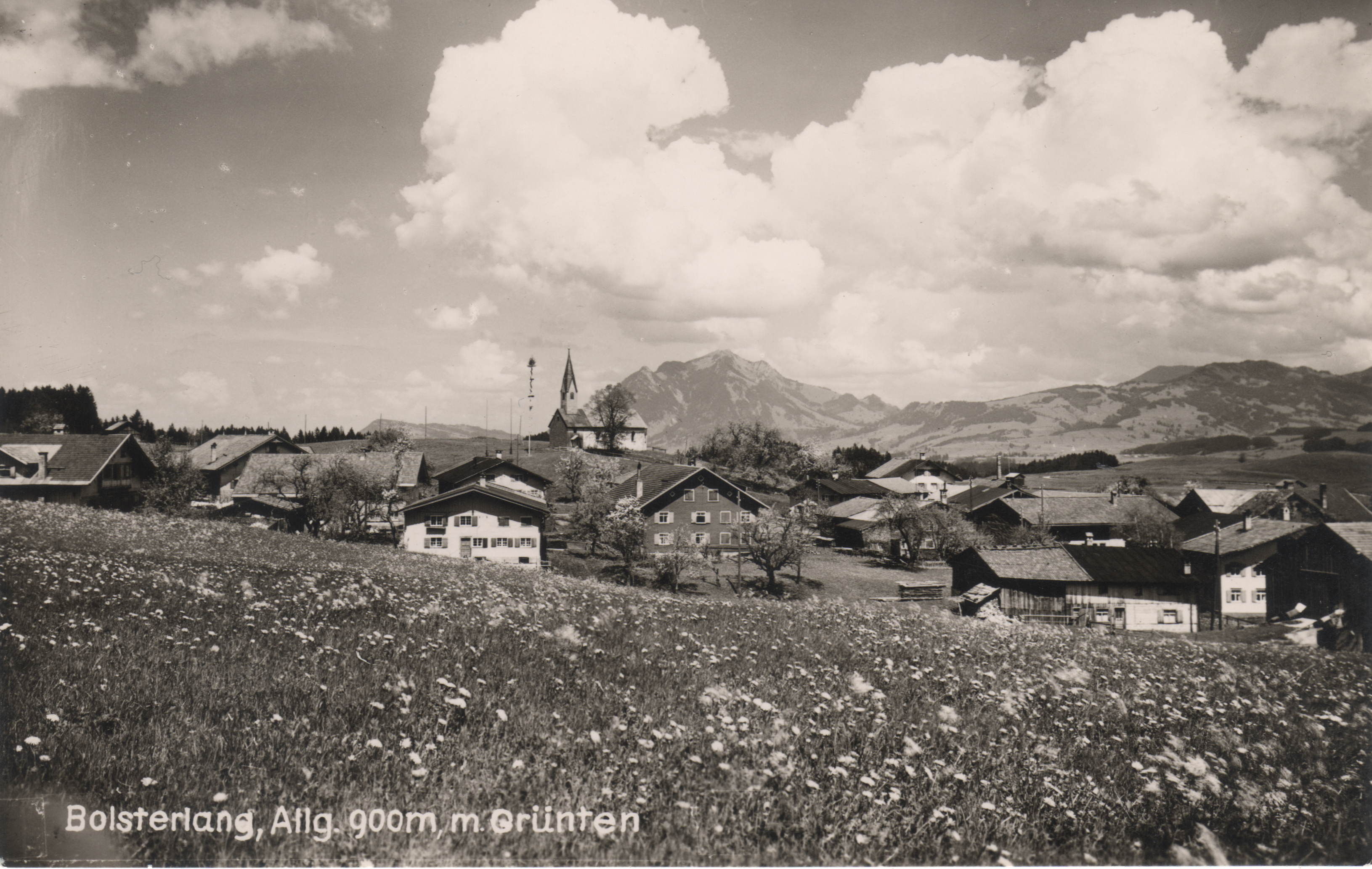 Schwarzweiß-Postkarte mit historischer Ortsansicht Bolsterlang, im Hintergrund der Grünten