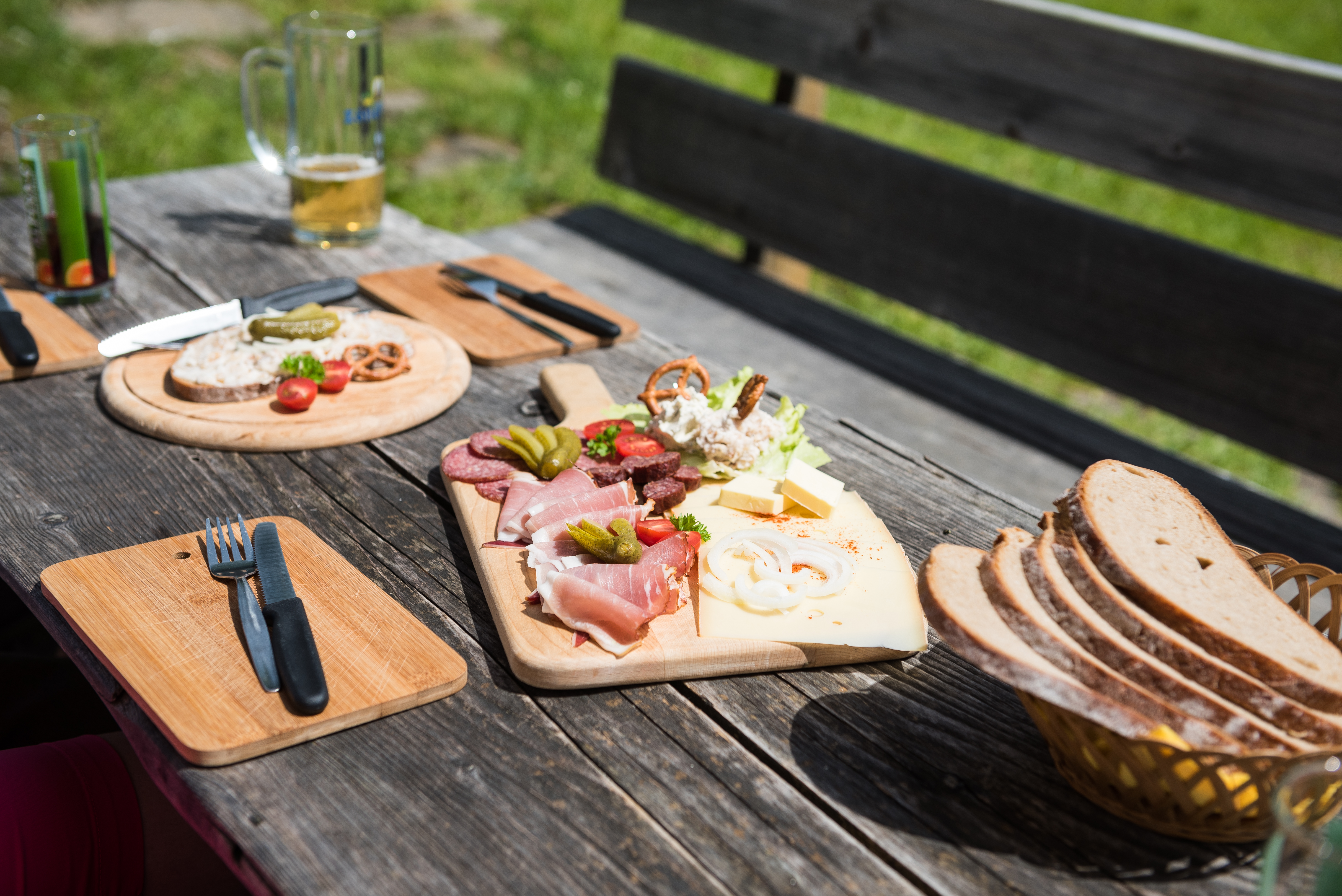 Nach einer Wanderung empfiehlt sich eine deftige Brotzeit auf einer Alpe - Hörnerdörfer im Allgäu