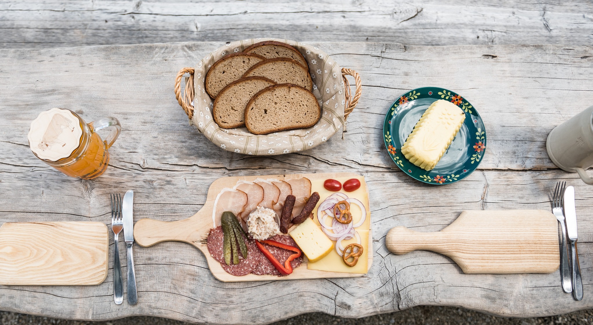 Eine Brotzeit auf eine Alpe nach ausgedehnter Wanderung - Hörnerdörfer im Allgäu