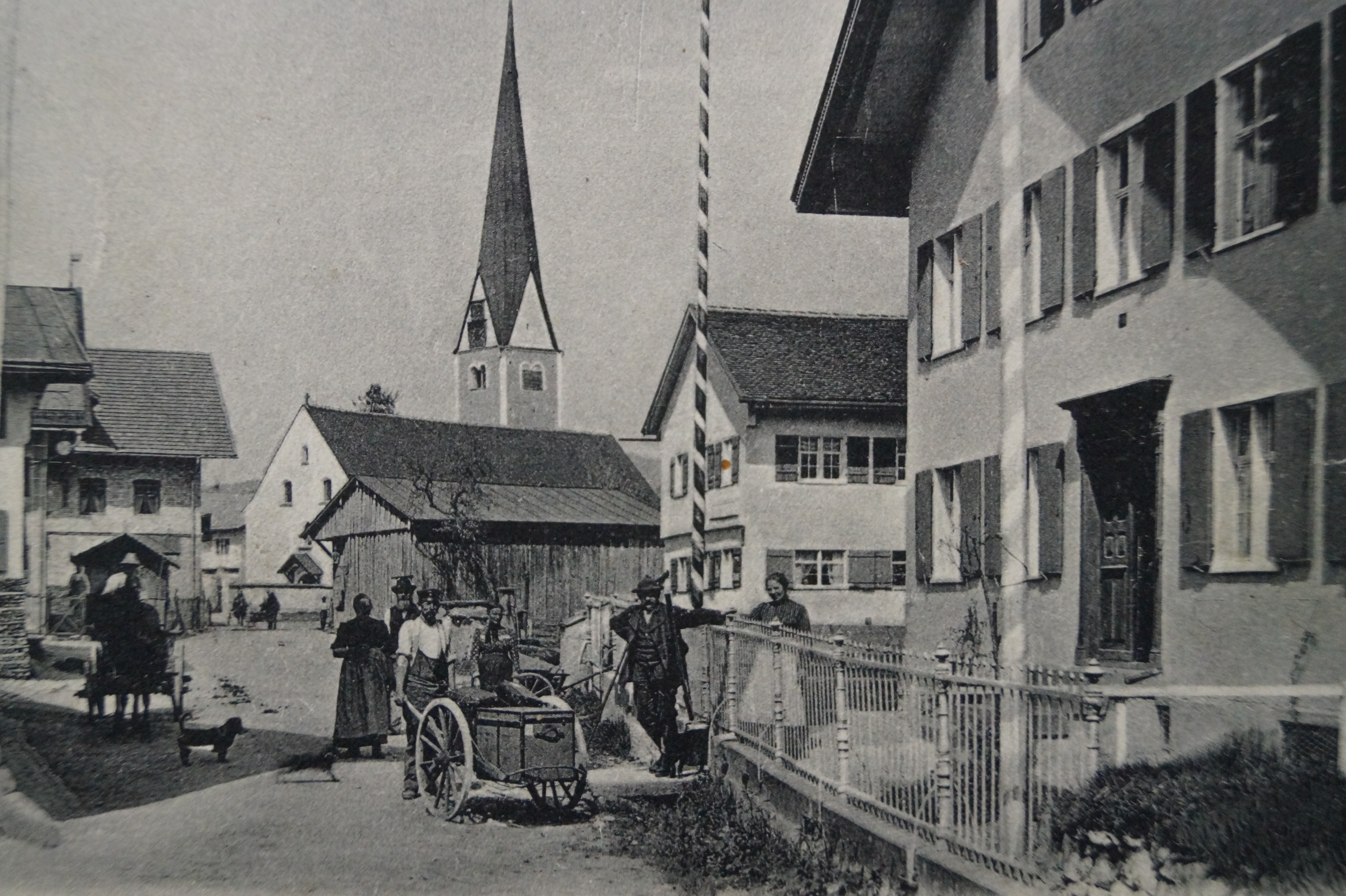 Schwarzweiß-Aufnahme vom historischen Fischen (mit Kirche)