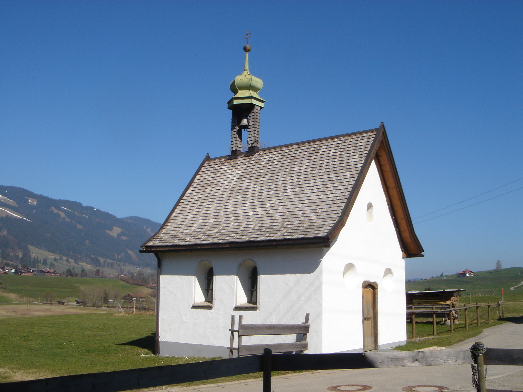 Kleine Kirche, Kapelle, im Obermaiselsteiner Ortsteil Ried, direkt am Weg
