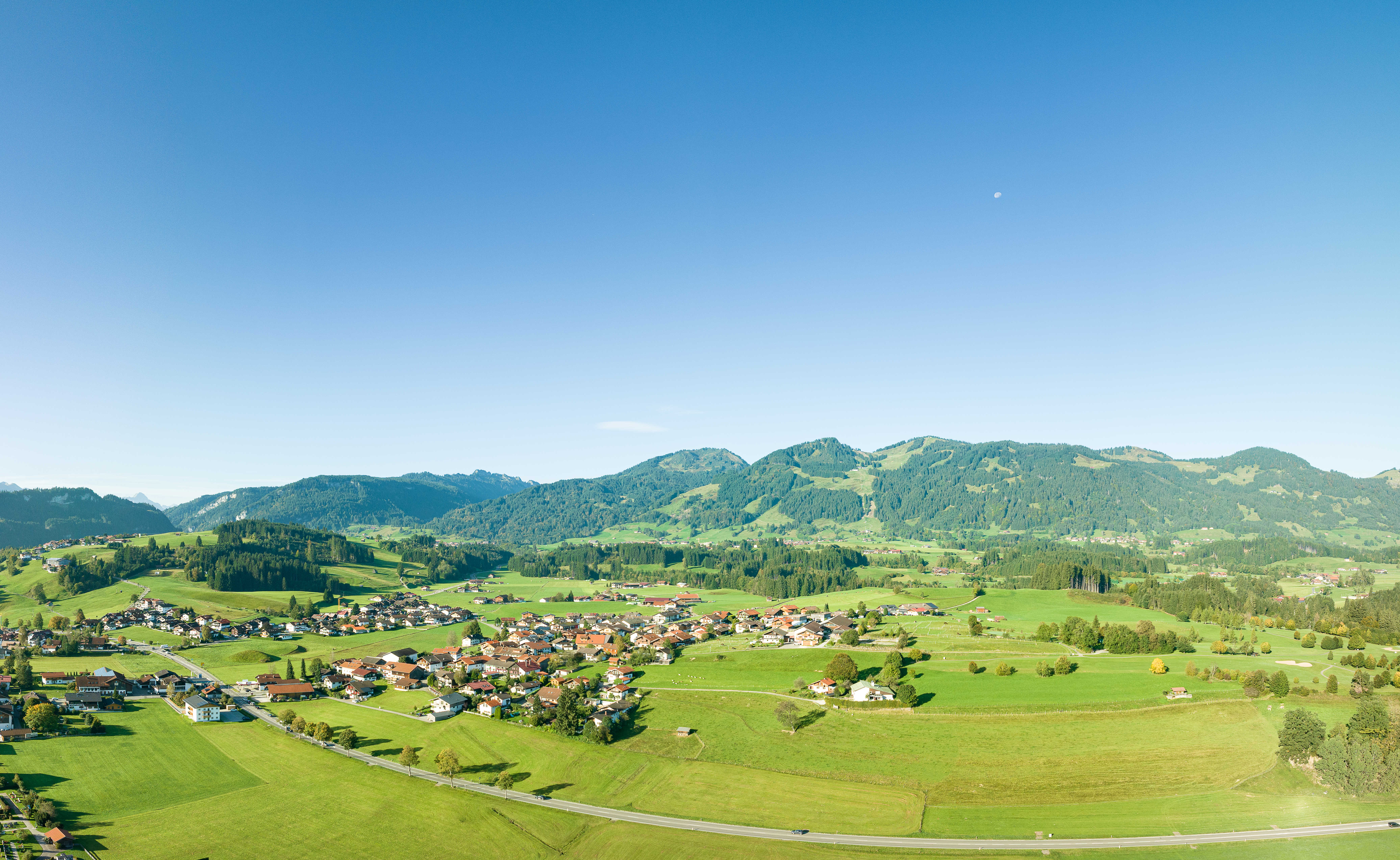 Sommerlicher Blick auf Fischen im Illertal und die Hörnerkette