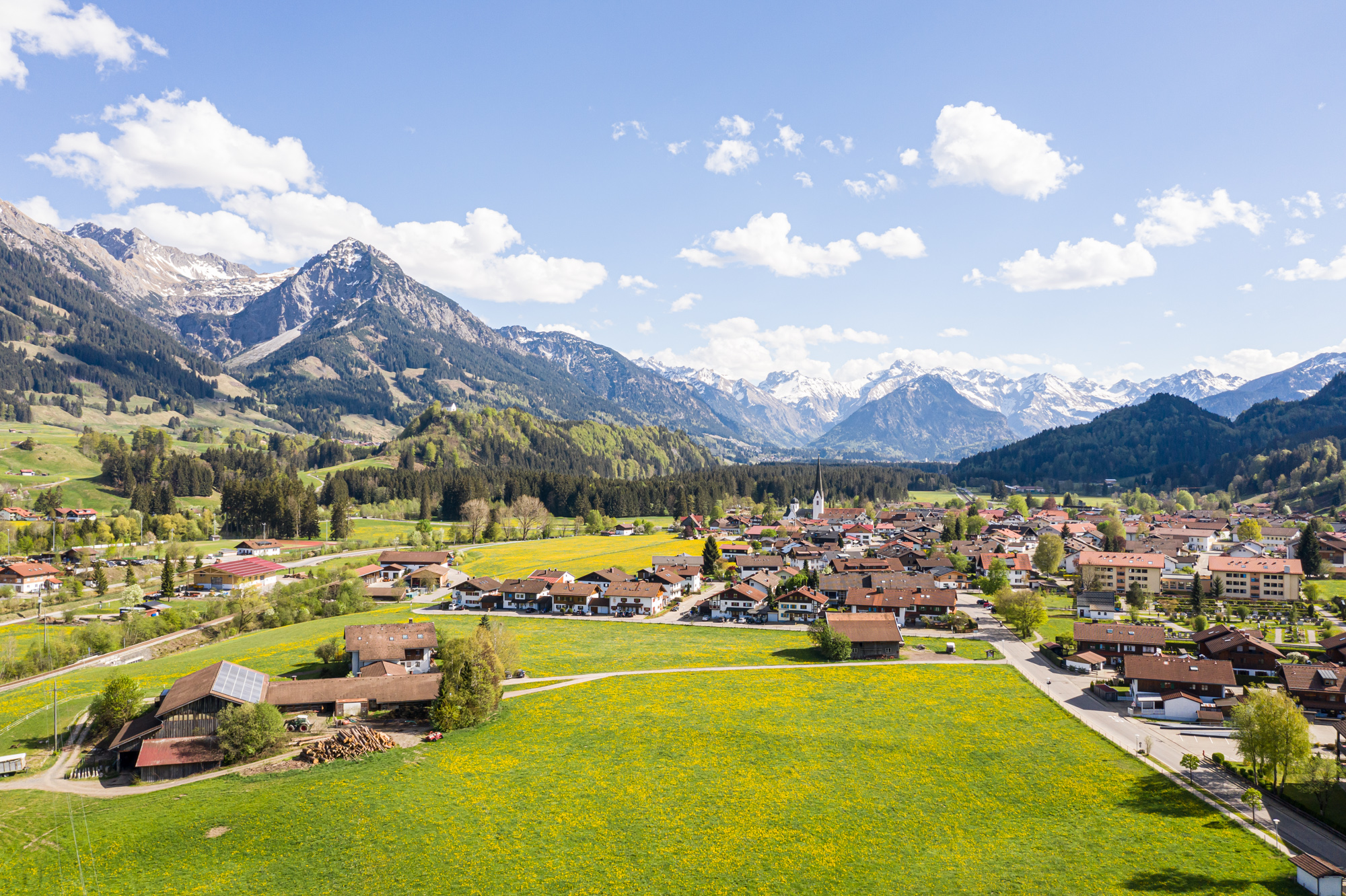 Frühlingshafter Blick auf Fischen im Illertal und die Allgäuer Alpen